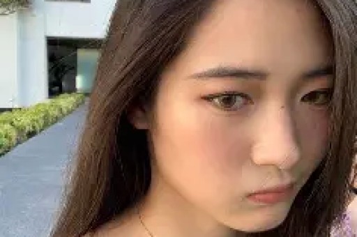 娱乐圈四大劲爆新闻：关晓彤海边热吻、黄晓明独处3小时、黄子韬海外生子赵丽颖错失大奖引热议